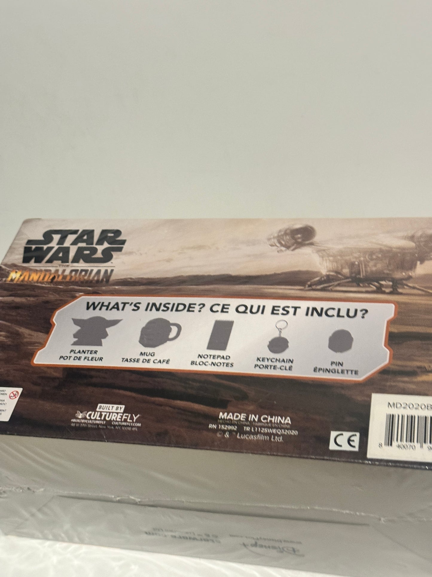 Box back of Star Wars Mandalorian gift set showing contents icons mug notepad keychain pin
