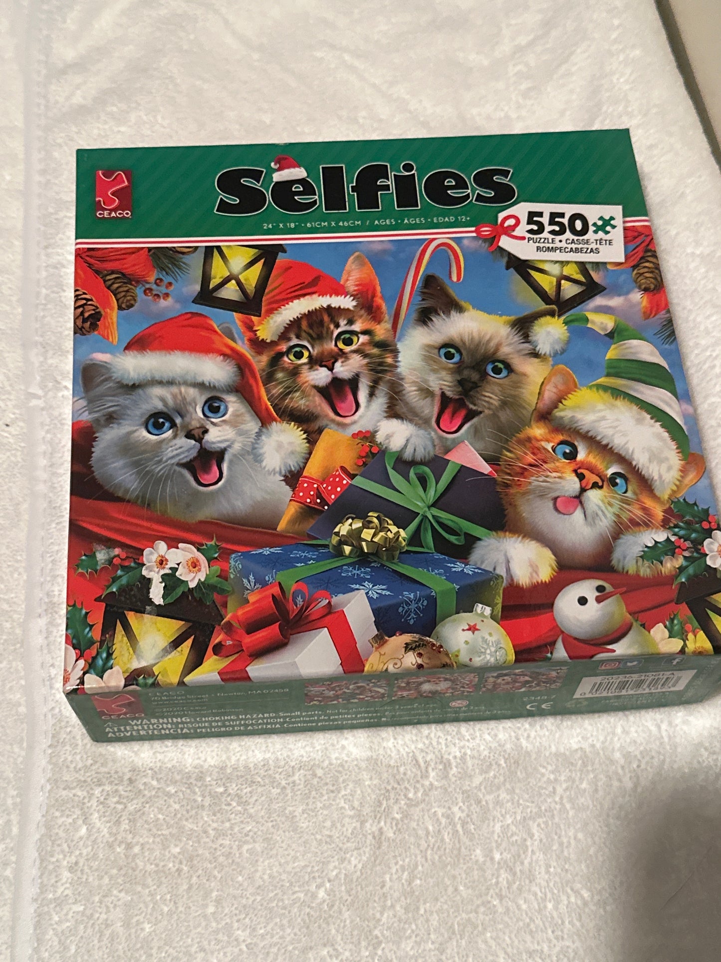 Festive Feline Fun 550-Piece Christmas Selfie Puzzle by Ceaco
