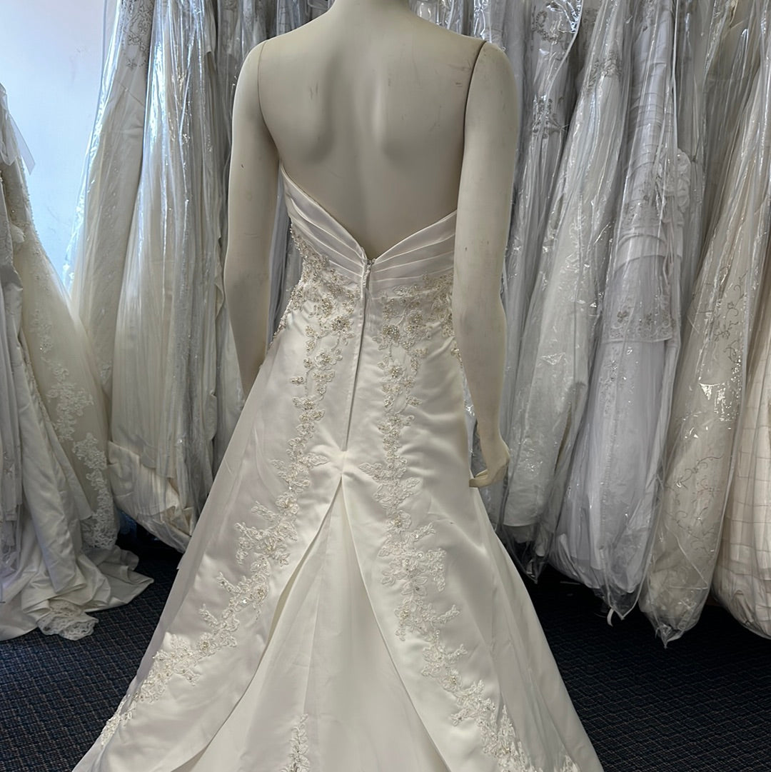 Mon Cheri Bridal: Elegance & Style for Every Bride